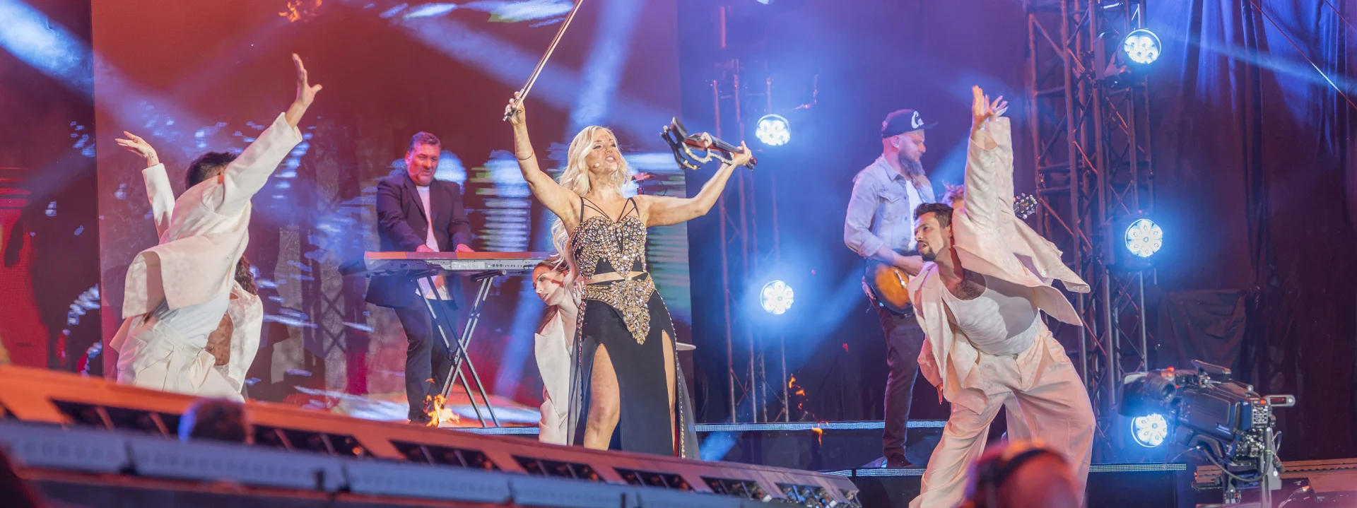 Natalie Holzner mit Geige, Band und Tänzern auf der Bühne